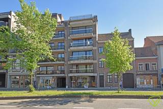 Dit instapklare appartement biedt een gezellige woonomgeving met veel buitenruimte dankzij twee terrassen.<br /><br /><strong>Ligging:</strong><br />Het appartement is centraal gelegen, met alle voorzieningen zoals winkels, scholen en openbaar vervoer op korte afstand. Een ideale locatie voor wie comfortabel en vlot bereikbaar wil wonen.<br /><br /><strong>Indeling van het appartement:</strong><br />Bij het binnenkomen komt u terecht in de ruime woonkamer die plaats biedt voor zowel een salon als een eetplaats. Verder beschikt het appartement over een toilet en een slaapkamer met aansluitend de badkamer, die is uitgerust met een ligbad met douchecombinatie. <br /><br /><strong>Buitenruimte:</strong><br />Aan de voorzijde beschikt het appartement over een extra ruim terras, perfect om te genieten van de zon of gezellig samen te zitten. Aan de achterzijde is er een tweede terras, wat nog meer mogelijkheden biedt om buiten te vertoeven.<br /><br /><strong>Extra troeven:</strong><br />✅ Ruime woonkamer<br />✅ Slaapkamer met aansluitende badkamer met ligbad<br />✅ Twee terrassen<br />✅ Centrale ligging nabij voorzieningen<br />✅ Investeringspotentieel<br /><br /><strong>Wenst u dit gezellige appartement zelf te ontdekken? Aarzel dan niet en contacteer ons op het nummer 09 344 94 44 voor een bezoek.</strong>