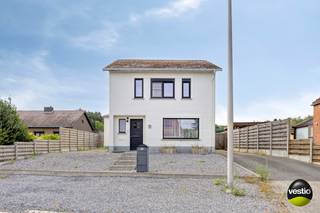 <p>Aan de Oude Baan 26 in Tessenderlo-Ham bevindt zich deze verzorgde en gedeeltelijk gerenoveerde open bebouwing. De woning is gelegen op een ruim perceel van 8a02ca en beschikt over een bewoonbare oppervlakte van circa 155 m². Dankzij de rustige ligging en het aangename uitzicht op het omliggende groen is dit een ideale woning voor wie ruimte en privacy zoekt.<br /><br />Op het gelijkvloers vindt u een ruime en lichtrijke leefruimte met aansluitend de ingerichte keuken. Verder beschikt deze verdieping over een vernieuwde badkamer met inloopdouche, een afzonderlijk toilet en een praktische berg- en wasruimte.<br /><br />De verdieping omvat drie slaapkamers, waarvan twee ruime kamers, waarvan één momenteel als bureau is ingericht. Daarnaast is er boven een tweede afzonderlijk toilet aanwezig.<br /><br />Achteraan sluit het terras mooi aan op de ruime tuin. Hier kunt u in alle rust genieten van het open en groene uitzicht. Op het perceel is bovendien voldoende parkeergelegenheid aanwezig.<br /><br />Troeven van deze woning:<br /><br />- Zeer rustig gelegen met uitzicht op het groen<br />- Open bebouwing op een perceel van 8a02ca<br />- Circa 155 m² bewoonbare oppervlakte<br />- Drie slaapkamers, waarvan twee ruime<br />- Vernieuwde badkamer met inloopdouche<br />- Praktische berg- en wasruimte<br />- Terras en ruime tuin<br />- Conforme elektrische installatie<br /><br />Deze woning is beschikbaar in januari 2028.<br /><br />Meer info? Contacteer Michiel Steegen via michiel@vestio.com of bel naar 0478 30 04 25.<br /> </p>