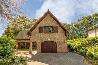 <p>Gelegen in een rustige, doodlopende straat bevindt zich deze villa op een ruim perceel van ca. 1.753 m². Dankzij de groene omgeving en de nabijheid van het Antitankkanaal is dit de ideale woning voor wie houdt van rust, natuur en buitenleven.</p>
<h3>Indeling</h3>
<p>Via de inkomhal, voorzien van een gastentoilet met handenwasser en een vestiaire, betreedt u de woning. De ruime leefruimte met open haard vormt het hart van de woning. In het salon reikt het plafond tot in de nok, wat zorgt voor een uitzonderlijk gevoel van ruimte en licht.</p>
<p>Grote schuiframen bieden een mooi zicht op het terras en de tuin en zorgen voor een directe verbinding met buiten. Aansluitend bevindt zich de ingerichte keuken, eveneens met uitzicht op en toegang tot de tuin.</p>
<p>Verder beschikt de woning over een inpandige garage met automatische sectionaalpoort. Vanuit de garage is de kelder bereikbaar.</p>
<h3>Verdieping</h3>
<p>De overloop met vide, momenteel ingericht als bureauruimte, geeft toegang tot twee ruime slaapkamers. De hoofdslaapkamer beschikt over een praktische dressing.</p>
<p>Daarnaast zijn er twee badkamers, beide uitgerust met een lavabo, douche en toilet.</p>
<p>De bergzolder is bereikbaar via een uitschuifbare trap.</p>
<h3>Buitenruimte</h3>
<p>De volledig omheinde tuin biedt tal van mogelijkheden. Achteraan bevindt zich een paddock van ca. 1.000 m² met daarop paardenstallen, ideaal voor paardenliefhebbers of het houden van dieren.</p>
<p>Dankzij de ligging vlak bij het Antitankkanaal geniet u van een prachtige omgeving voor wandelingen, fietstochten en buitenactiviteiten.</p>
<h3>Bijzonderheden</h3>
<ul>
<li>Rustige ligging in een doodlopende straat</li>
<li>Perceel van ca. 1.753 m²</li>
<li>Kelder en kruipkelder</li>
<li>Verwarming op aardgas (condensatieketel uit 2022)</li>
<li>EPC: 382 kWh/m²/jaar</li>
<li>UC: 3910607</li>
<li>Stedenbouwkundige inlichtingen: Vg – Wg – Gvv – Gvkr – Gmo – Gworg</li>
</ul>