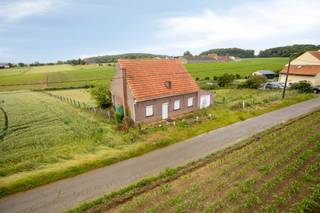 <p>Op een prachtig perceel van ca. <strong>20 are</strong> geniet deze eigendom van een uitzonderlijke ligging met een <strong>weids, groen vergezicht</strong> en alle rust die het landelijke Holsbeek te bieden heeft. De bestaande woning heeft een bewoonbare oppervlakte van ongeveer <strong>85 m²</strong> en komt in aanmerking voor een <strong>sloop- en heropbouwproject</strong>, ideaal voor wie zijn eigen droomwoning wil realiseren.</p>
<p>Volgens de geldende regelgeving kan hier, onder voorbehoud van het verkrijgen van de nodige vergunningen, een nieuwe woning worden opgetrokken met een <strong>maximaal bouwvolume van 1.000 m³</strong>. Dit biedt tal van mogelijkheden om een ruime en hedendaagse gezinswoning te creëren, volledig afgestemd op uw wensen.</p>
<p>De combinatie van de royale perceeloppervlakte, de landelijke omgeving en de uitstekende bereikbaarheid naar Leuven en de belangrijkste invalswegen maakt van dit een unieke opportuniteit voor kandidaat-bouwers of investeerders.</p>
<p>Een zeldzame kans om te wonen op een idyllische locatie met een panoramisch uitzicht en alle potentieel om uw woonproject van de grond te laten komen.</p>
<p></p>