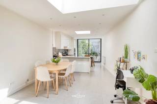 Op zoek naar een instapklare woning waar comfort, stijl en een centrale ligging perfect samenkomen? Deze volledig gerenoveerde woning in het centrum van Temse is absoluut het ontdekken waard.<br /><br />Bij het binnenkomen wordt u meteen verwelkomd in de inkomhal. De moderne open keuken vormt het hart van de woning en sluit naadloos aan bij de gezellige woon- en eetruimte. Dankzij de doordachte indeling geniet u hier van een ruimtelijk en hedendaags gevoel.<br /><br />De woning beschikt over twee volwaardige slaapkamers, badkamer met inloopdouche, dubbele wastafel en toilet. <br /><br />Deze woning is ideaal voor een koppel, een klein gezin alsook als ideale investering.<br /><br />Een extra troef is het gezellige terras, de perfecte plek om in alle rust te genieten van een aperitief, een zomerse avond of een ontbijt in de buitenlucht.<br /><br />De woning werd volledig gerenoveerd en is bijgevolg instapklaar, zonder dat u zich zorgen hoeft te maken over grote renovatiewerken. Bovendien beschikt de woning over een EPC-label B, wat garant staat voor een goede energie-efficiëntie.