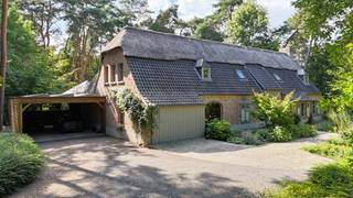 Zeer rustig en residentieel gelegen stijlvolle villa op een mooi achterliggend perceel met volledige privacy. Prachtige aangelegde tuin met...