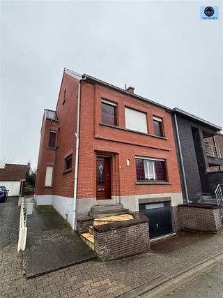 SOLIDE TE RENOVEREN WONING MET 3 SLAAPKAMERS, GARAGE EN TUINVraagprijs : 219.000 euro Deze mooie te renoveren woning is goed gelegen nabij openbaar...