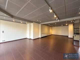 <p><span>Square Estate vous présente ce commerce idéalement situé sur le Kaasmarkt à Wemmel, bénéficiant d'un emplacement stratégique et d'une excellente visibilité.</span></p><p><span>Implanté au coeur d'un environnement commerçant dynamique, à proximité immédiate de nombreux autres commerces, le bien profite d'un passage important ainsi que d'une clientèle de longue date, offrant ainsi un réel potentiel pour le développement d'une activité professionnelle.</span></p><p><span>Le commerce développe une superficie d'environ 90 m² et dispose également d'une mezzanine, permettant d'optimiser facilement l'espace selon les besoins de l'activité. À l'arrière se trouve un espace complémentaire pouvant servir de réserve ou de zone de stockage, ainsi qu'une toilette et un évier.</span></p><p><span>Un agréable jardin privatif situé à l'arrière du commerce constitue un véritable atout supplémentaire, notamment pour profiter d'un espace extérieur lors des pauses déjeuner.</span></p><p><span>Le bien est équipé d'une chaudière au gaz Viessmann et bénéficie d'un PEB C. Les charges sont particulièrement faibles et s'élèvent à environ 85€ par mois. Le précompte immobilier, d'un montant de 1.024€ par an, est à charge du locataire.</span></p><p><span>Des volets sont également présents à l'avant et à l'arrière du commerce, offrant un confort et une sécurité supplémentaires.</span></p><p><span>Grâce à sa configuration polyvalente, sa visibilité et sa localisation, ce bien peut convenir à de nombreuses professions et activités commerciales ou professionnelles.</span></p><p><span>Une belle opportunité pour toute personne souhaitant s'installer dans un secteur recherché et animé de Wemmel.</span></p><p><span>Pour plus d'informations ou éventuellement planifier une visite, veuillez nous contacter au 02/460.42.01 ou à <span>ca@square-estate.be</span></span><span> </span></p>