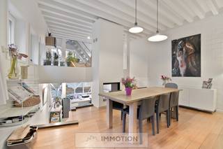 Deze vergunde opbrengsteigendom bestaat uit twee volwaardige appartementen, gelegen in een hoekwoning in het centrum van Kortrijk.Beide wooneenheden...