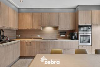 Bij de verkoop van deze woning wordt gewerkt met een START VANAF PRIJS.<br />Elk prijsvoorstel hoger dan deze start vanaf prijs wordt voorgelegd aan de verkoper(s), die dit al dan niet kan aanvaarden<br /><br />In het hart van het landelijke Koolskamp, op de hoek van de Tieltsestraat en de rustige Molenwegel, vind je deze charmante halfopen woning boordevol ruimte en potentieel. Ze combineert een praktische indeling, voldoende buitenruimte en een rustige ligging met vlotte verbindingen naar de omliggende gemeenten. Doorheen de jaren heen kreeg woning de nodige vernieuwingen, zodat ze vandaag helemaal instapklaar is.<br /><br />Deze halfopen woning ligt op een hoekperceel van 493 m² in een rustige straat in Koolskamp. Je komt binnen via de inkomhal met toegang tot een ruime leefruimte en aansluitend de keuken met zicht op de tuin. Verder op het gelijkvloers bevinden zich een wasplaats, een bureauruimte, een apart toilet en een badkamer met lavabomeubel, douche en ligbad.<br /><br />Op de eerste verdieping zijn er drie volwaardige slaapkamers. Via een vaste trap bereik je de zolderverdieping, waar nog twee extra kamers zijn ingericht – ideaal als bijkomende slaapkamers, bureauruimte of hobbykamer.<br /><br />De woning beschikt over twee garages, beide bereikbaar via de Molenwegel. Eén garage ligt achter de woning en is voorzien van een automatische poort. De tweede garage bevindt zich recht tegenover de woning, aan de overzijde van de Molenwegel, op een bijhorend perceel grond.<br /><br />Tot slot beschikt deze woning over een gunstig EPC-label (203 kWh/(m² jaar)), centrale verwarming op aardgas, geïsoleerd dak, ...<br /><br /><strong>Ook wild geworden van deze thuis?<br />Twijfel niet langer en leg vandaag nog uw bezoek vast!</strong>