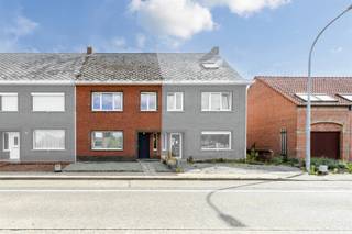 Verder te renoveren woning met 3 slaapkamers<br /><br />INDELING <br /><br />GELIJKVLOERS:<br />Inkomhal met trap naar eerste verdieping<br />Ruime living met eetkamer<br />Keuken met toegang naar kelder<br />Verandaruimte<br />Technische berging met badkamer<br /><br />EERSTE VERDIEPING.<br />3 slaapkamers waarvan 2 zeer ruime<br />Trap naar zolder<br /><br />TWEEDE VERDIEPING<br />In te richten zolder<br /><br />BIJZONDERHEDEN:<br />- Servitude naar achterliggende grote garage<br />- Gunstig EPC ‘C <br />- Geen renovatieverplichting.<br />- EK conform<br />- Snelle beschikbaarheid<br />- Winkels, school en openbaar vervoer vind je vlakbij.