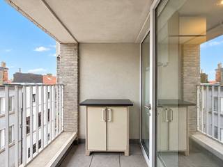 Charmant, onbemeubeld appartement met twee slaapkamers, ideaal gelegen vlak bij het bruisende Park Spoor Noord.<br /><br />De lichtrijke woon- en eetruimte bevindt zich aan de voorzijde van het gebouw en straalt een warm, uitnodigend gevoel uit. Dankzij de grote raampartijen geniet je niet alleen van een overvloed aan natuurlijk licht, maar krijg je ook rechtstreeks toegang tot het eerste terras. De moderne keuken is volledig uitgerust met een koelkast, keramische kookplaat, oven en vaatwasser. Praktische, aparte berging biedt plaats aan een combi wasmachine/droogkast en er is een apart gastentoilet voor extra comfort.<br /><br />Achteraan het appartement en rustig gelegen bevinden zich de twee slaapkamers. Vanuit de grote slaapkamer stap je zo het tweede terras. De badkamer is voorzien van inloopdouche en een wastafel met enkele lavabo.<br /><br />Dit appartement ligt strategisch dichtbij alle belangrijke uitvalswegen, openbaar vervoer, hogescholen, buurtwinkels en gezellige restaurants. Hier combineer je comfort, stijl en een toplocatie!<br /><br />Dit appartement is geschikt voor maximum 3 personen en beschikbaar vanaf 15/10/2026.