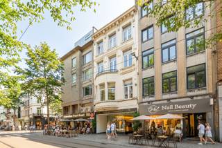 <span><span><span><span>Vivre dans un endroit de choix à Anvers ?</span></span></span></span><br /><br /><span><span><span><span>L'appartement est situé dans la Nationalestraat, à la frontière du centre historique et du quartier Sint-Andries. Il est entouré de restaurants agréables, de bars branchés et de plusieurs supermarchés. Directement sur les principales voies d'accès, le Ring d'Anvers et les transports en commun. Vélostation accessible à pied.</span></span></span></span><br /><br /><span><span><span><span>- Appartement de 1 chambre à coucher</span></span></span></span><br /><span><span><span><span>- Directement disponible</span></span></span></span><br /><span><span><span><span>- Situation privilégiée</span></span></span></span><br /><br /><span><span><span><span>L'appartement de 62 m² est situé au<sup>3ème</sup> et plus haut étage et est accessible par des escaliers. Vous entrez par l'espace de vie spacieux et ensoleillé, divisé en un salon et une salle à manger, suivi d'une cuisine séparée, équipée d'appareils électroménagers. Au calme, à l'arrière de l'appartement, se trouve la chambre à coucher. La salle de bains est équipée d'une douche, d'un lavabo et de toilettes.</span></span></span></span><br /><br /><span><span><span><span>Charges communes : 50 euros/mois (électricité pour les parties communes et consommation d'eau privée).</span></span></span></span><br /><span><span><span><span>Les charges (énergie) sont mesurées individuellement et sont à la charge du locataire.</span></span></span></span><br /><br /><span><span><span><span>Intéressé(e) ? Remplissez vos coordonnées en bas de l'annonce sur notre site https://www.sinjoor.be. Le gestionnaire du dossier vous contactera dans les plus brefs délais.</span></span></span></span>