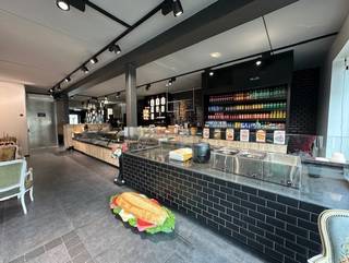 <strong>Nieuwbouw kantoor/handelspand te huur,</strong> gelegen in het centrum van Sint-Katherina-Lombeek. Dit gelijkvloers heeft een oppervlakte van <strong>ca. 110 m² </strong>en is gelegen naast architectenbureau ADAM &amp; EVA en OHNE en nabij een apotheek en bakkerij Heidi.<br />Bij het gelijkvloers hoort de achtergelegen tuin, de ondergrondse garage G4 en één buiten achtergelegen staanplaats.<br />Er is een ruime openbare parking voor het pand. <strong>Dit betreft een ideaal pand voor een vrij beroep, kantoor of winkelruimte. Degelijk horecaconcept is toegelaten; </strong>De nodige vergunningen dienen door de huurder zelf aangevraagd en bekomen te worden bij de bevoegde stadsdiensten.<br />De maandelijkse huurprijs bedraagt 1.450 euro + onroerende voorheffing + syndickosten.<br />Huurprijs € 1.450,00 / maand voor winkel + ondergrondse garage + staanplaats achteraan<br />Kosten mede-eigenaars ten laste van de huurder € 65,00 / maand vaste kosten. <br />Onroerende voorheffing ten laste van de huurder (voor het jaar 2025 was dit ter indicatie € 1.335,89 )<br />Benieuwd naar dit bedrijfsvastgoed regio Ternat?<br />Contacteer info@immodelestre.be of 054 33 62 52. www.immodelestre.be