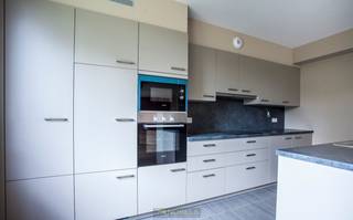 Te huur, energiezuinig 3 slaapkamers appartement met terras, kelder en staanplaats te RonseDit MODERNE en ENERGIEZUINIGE appartement biedt een unieke...