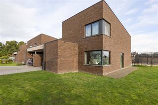 INSTAPKLARE ENERGIEZUINIGE HALFOPEN WONING MET 3 SLPS EN GROTE TUINDeze instapklare woning van 2018 is rustig gelegen in een doodlopende straat met...