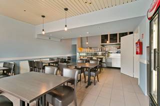<p>Dit handelshuis bevindt zich op een interessante locatie in Hoboken waar bereikbaarheid, dagelijks comfort en stedelijke dynamiek samenkomen! Winkels, scholen, openbaar vervoer en gezellige horecazaken bevinden zich op slechts een steenworp afstand, terwijl de vlotte verbindingen met Antwerpen en omliggende gemeenten zorgen voor een uitstekende bereikbaarheid. Kortom, een veelzijdige plek waar wonen en ondernemen moeiteloos gecombineerd kunnen worden!</p>
<p>De handelszaak op het gelijkvloers geniet van een mooie oppervlakte van maar liefst 125 m² en werd voorzien van een geïnstalleerde keuken. Momenteel werd het eigendom verder opgedeeld in 3 studio’s en 1 appartement die elks over een grote leefruimte, geïnstalleerde keuken en badkamer beschikken. Wat dit een ideale opportuniteit maakt voor wie op zoek is naar een plek voor co-housing!</p>
<p><strong>Pro forma rendement</strong>: € 3.650,00/maand wat zorgt voor € 43.800,00 op jaarbasis. Dit resulteert in een mooi <strong>rendement van 9,8 %.</strong></p>
<p><strong>Technische gegevens: </strong>Voornamelijk HR-beglazing in PVC en hout, verwarming op gas (individueel). <strong>Individuele meters!</strong> <strong>Platte daken van 2021.</strong></p>
<p><strong>Stedenbouwkundige inlichtingen, bodemattest en asbestattest in aanvraag. Bevindt zich niet in een risicozone voor overstromingen (P- en G-score A). Renovatieverplichting niet van toepassing.</strong></p>