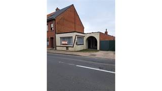 Een te renoveren woning gelijkvloerse woning in het dorp van Zoersel bestaande uit een woonkamer met open keuken, 2 slaapkamers, ruime...