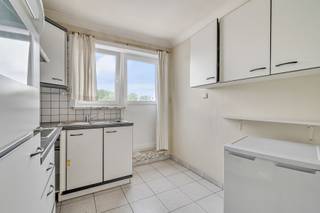 TE KOOP GERAARDSBERGEN<br />Dit instapklare appartement bevindt zich op de eerste verdieping van een rustige residentie in het gezellige Moerbeke. Dankzij de centrale ligging heb je werkelijk alles binnen handbereik: winkels, slagers, bakkers, openbaar vervoer,…<br />De indeling is doordacht en praktisch: een lichtrijke leefruimte, een volledig ingerichte keuken, een badkamer, een apart toilet, één slaapkamer en een aangenaam terras waar je heerlijk kan ontspannen. Extra troef: Er is een parkeerplaats voorzien direct voor het gebouw.<br /><br />Bent u op zoek naar een uitstekende investering in vastgoed? Deze opbrengsteigendom biedt een unieke kans! Het appartement is vlot verhuurbaar, wat zorgt voor een correcte inkomstenstroom. Dit maakt het pand ideaal voor investeerders die op zoek zijn naar een zorgeloze investering met een aantrekkelijk rendement.<br /><br />Interesse om deze eigendom te bezichtigen? Neem vandaag nog contact met ons op!
