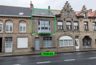 Op wandelafstand van het centrum van Diksmuide bevindt zich deze charmante en goed onderhouden burgerwoning, bestaande uit twee...