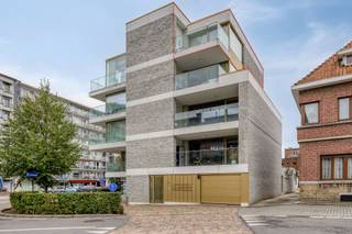 <p>Ontdek dit luxueuze appartement aan de stadsrand van Tongeren, ideaal voor wie comfortabel wil wonen met alle voorzieningen binnen handbereik. Zo bevindt u zich op wandelafstand van o.a. winkels, horeca, scholen, openbaar vervoer en het station van Tongeren.<br /><br />Gelegen op de vierde verdieping van een modern gebouw in het hart van Tongeren-Borgloon, biedt dit prachtige appartement een ideale combinatie van luxe en comfort.<br /><br />Met een bewoonbare oppervlakte van 95 vierkante meter is er voldoende ruimte om comfortabel te leven en te genieten van alle gemakken die dit pand te bieden heeft. De eigentijdse architectuur en de hoogwaardige afwerking zorgen voor een warm en uitnodigend interieur, dat perfect aansluit op de wensen van de moderne levensstijl.<br /> </p>
<p>Het appartement biedt een ruime en lichtrijke woonkamer waar comfort en ruimte centraal staan. De volledig uitgeruste keuken sluit naadloos aan op een praktische berging. Verder beschikt het appartement over een badkamer, twee gezellige slaapkamers en een apart toilet. Als extra troef zijn er een aangenaam terras en een ondergrondse autostaanplaats aanwezig.<br /><br />Dit appartement is niet alleen een ideale keuze voor wie op zoek is naar een instapklaar eigendom, maar biedt ook een aantrekkelijke investeringsopportuniteit. Het pand is momenteel verhuurd, waardoor u als investeerder vanaf de aankoop meteen kunt rekenen op een stabiel huurrendement.<br /><br />Plan vandaag nog uw bezoek in via immo@confideo.be of op het nummer 012 23 23 11.</p>