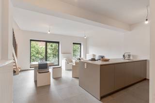 <p><span>À louer : Appartement en duplex flambant neuf, situé dans un emplacement très stratégique.</span></p><p><span>Cet appartement est situé aux deuxième et troisième étages d'une petite résidence. En passant par le vaste hall commun, on accède à cet appartement neuf doté de tout le confort nécessaire. </span></p><p><span> </span></p><p><span>L'appartement comprend un beau hall d'entrée avec des placards intégrés qui donne accès à un beau salon lumineux avec cuisine ouverte, très joliment aménagée et dotée de tout le confort nécessaire. À cet étage, on a également aménagé une première chambre avec salle de bains attenante comprenant une baignoire et une douche, ainsi que des toilettes pour invités. </span></p><p><span>Le troisième étage a été aménagé avec deux chambres supplémentaires et une salle de douche. Pour compléter cet appartement, un débarras privatif en sous-sol et une place de garage ont été prévus. </span></p><p><span>L’appartement est équipé de nombreuses technologies modernes et de panneaux solaires privés qui permettront sans aucun doute de maintenir les charges mensuelles à un niveau bas. </span></p><p><span>Vous recherchez un bel appartement situé à la périphérie de Tirlemont et disponible immédiatement ? Ne cherchez plus et prenez rendez-vous dès aujourd’hui pour visiter ce magnifique appartement. </span></p><p><span> </span></p>