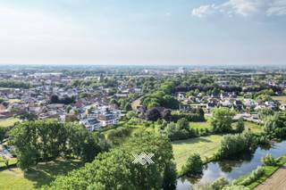 <div>Dit gelijkvloers drieslaapkamer appartement van 130,20 m² beschikt over een inkomhal met plaats voor een vestiairekast, een lichtrijke eet- en leefruimte, een open keuken met praktische berging, drie slaapkamers, een afzonderlijk toilet en een badkamer uitgerust met een dubbele wastafel, een inloopdouche en een tweede toilet. Daarenboven beschikt dit appartement over een zuidelijk georiënteerd terras van 16 m² en een tuin van 39 m².<br /><br />Dit appartement is gelegen in het nieuwbouwproject Leiegoet te Wielsbeke, een stijlvol en doordacht ontworpen nieuwbouwproject dat staat voor hedendaags wonen in een harmonieuze omgeving met veel groen, dynamische zichten en een vlotte bereikbaarheid. Leiegoet biedt vijf stijlvolle Urban Villa’s bestaande uit elke vijf ruime appartementen.<br /><br /><br />Op het gebied van afwerking biedt Leiegoet veel keuzevrijheid en hoogwaardige materialen. Bewoners kunnen hun interieur naar eigen smaak vormgeven, met erg ruime budgetten voor de selectie van sanitaire voorzieningen, keukeninrichting en vloerbekleding bij vooropgestelde leveranciers. Dit maakt het mogelijk om elk appartement een persoonlijke en unieke uitstraling te geven. <br /><br />Bovendien zijn er 36 ondergrondse parkeerplaatsen, 2 bovengrondse parkeerplaatsen en 10 ondergrondse bergruimtes voorzien, wat voor extra comfort en gemak zorgt voor de bewoners.</div>