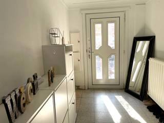<p>Ontdek deze bel-etage woning, ideaal gelegen te Strombeek-Bever op een steenworp van talrijke voorzieningen zoals scholen, openbaar vervoer, winkels, het cultureel centrum  en op korte afstand van de Heizel. Op het gelijkvloers bevindt zich een ruime garage, een praktische wasplaats en toegang tot de grote tuin. De eerste verdieping omvat een lichtrijke en ruime leefruimte van ca. 36 m², evenals een ingerichte keuken en een handige bijkeuken met toilet. Op de tweede verdieping vindt u twee volwaardige slaapkamers, een berging en een recent vernieuwde badkamer, uitgerust met een inloopdouche, toilet en dubbele geïntegreerde lavabo. </p>

<p>De woning beschikt tevens over praktische elementen zoals een bergzolder en een kelder, die het gemakkelijk maken om extra opslagruimte te creëren en het dagelijks leven te vergemakkelijken. Het grote perceel van 267 vierkante meter biedt een ideale buitenruimte waar u kunt genieten van heldere dagen en avonden. Het is de perfecte kans om een warm thuis te realiseren in een bruisende omgeving, waar comfort en functionaliteit hand in hand gaan.</p>