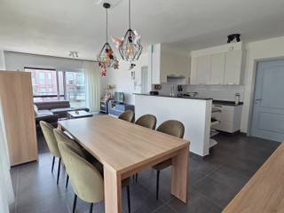 <p>Het appartement is gelegen op de 2<sup>de</sup> verdieping, is een lichtrijk appartement en omvat een zeer ruime living met eetplaats en open keuken en een schuifdeur met toegang tot het gezellig terras.<br />Verder beschikt het appartement over een inkomhal, 3 volwaardige slaapkamers, apart toilet en volledig geïnstalleerde keuken.<br /><br />Ligging: gelegen in een rustige wijk in een doodlopende straat. Op wandelafstand van het station van Denderleeuw, bussen, scholen, winkels en het centrum;<br /><strong>LET OP: ondergrondse staanplaats inbegrepen in de prijs!</strong><br /><br />Enkele troeven:<br />- Energiezuinig (EPC B) en elektriciteit conform <br />- Instapklaar en modern afgewerkt<br />- 3 volwaardige slaapkamers<br />- Mooi terras<br />- Ondergrondse parkeerplaats inbegrepen</p>
<p>Een ideale keuze voor wie comfortabel wil wonen op een strategische locatie tussen Aalst en Brussel. Grijp uw kans en ontdek dit prachtige appartement zelf dat ruimte combineert met licht en een uitstekende ligging!</p>
<p>Geïnteresseerd in dit appartement? Neem contact op met WSB-Immo via 0479 09 09 09 of via www.wsb-immo.be.</p>