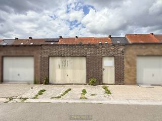 <p><span>Veelzijdige HANDELSRUIMTE met ACHTERLIGGENDE GARAGE/OPSLAG en bijhorende WOONST op een STRATEGISCHE LOCATIE in het hart van OUDENAARDE. Deze eigendom biedt TAL VAN MOGELIJKHEDEN voor ondernemers die WONEN EN WERKEN willen combineren op een CENTRALE LIGGING. Dankzij de ligging NABIJ WINKELS, OPENBAAR VERVOER en ANDERE VOORZIENINGEN is dit een AANTREKKELIJKE INVESTERING met zowel COMMERCIËLE als RESIDENTIËLE TROEVEN. De HANDELSRUIMTE VAN CIRCA 90 M² beschikt over een PRAKTISCHE KITCHENETTE MET BERGRUIMTE, ideaal voor het organiseren van uw zaak. Dankzij de TOEGANG / GARAGE LANGS DE ACHTERZIJDE kunnen LEVERANCIERS VLOT LADEN EN LOSSEN, wat de dagelijkse werking aanzienlijk vergemakkelijkt. Aansluitend bevindt zich een AFZONDERLIJK ÉÉNSLAAPKAMERAPPARTEMENT met EIGEN INKOM, wat PRIVACY EN FLEXIBILITEIT garandeert. Dit appartement is perfect als WOONST VOOR DE EIGENAAR of als OPBRENGSTEIGENDOM. Bovendien is de ELEKTRISCHE INSTALLATIE VOLLEDIG CONFORM, wat extra GEMOEDSRUST biedt voor toekomstige eigenaars. Het geheel bevindt zich op WANDELAFSTAND VAN HET CENTRUM VAN OUDENAARDE, in een straat met GOEDE VISIBILITEIT EN BEREIKBAARHEID.</span></p>
<br />Adres: Galgestraat 45-45A te Oudenaarde<br /><br />Renovatieplicht voor woonst; P-score: C, G-score: C