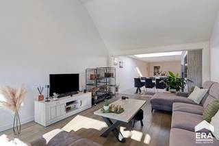 <p>Te koop: volledig instapklaar gesloten huis in de Zandstraat, Brugge, gelegen in een rustige woonkern nabij het centrum, park en openbaar vervoer.</p>

<p>Deze woning combineert comfort en energiezuinigheid dankzij het EPC-label B. De lichtrijke leefruimte vormt het hart van het huis, ideaal voor gezellige momenten. Met deze tuin geniet je van buitenruimte, die deze woning je te bieden heeft. De ligging biedt vlotte toegang tot allerlei voorzieningen zoals scholen, winkel, eetgelegenheden,...</p>

<p>Belangrijkste ruimtes:<br />• Lichtrijke woonkamer met toegang tot de tuin<br />• Functionele keuken met voldoende opbergruimte<br />• 3 slaapkamers, elk voorzien van genoeg ruimte<br />• Ruime badkamer met bad en douche<br />• Tuin ideaal voor ontspanning of spel</p>

<p>Troeven:<br />• Volledig instapklaar<br />• EPC-label B<br />• Lichtrijke leefruimte</p>

<p>Bij de woning is er ook een mogelijkheid tot aankoop van een garagebox. Deze bevindt zich op een 500-tal meter van de woning. De garage kan aangekocht worden aan een prijs van 29.000,00 EUR. </p>

<p>Neem vandaag nog contact op met je ERA-makelaar voor een bezoek.</p>

<p>JOUW DROOMHUIS. ZO GEVONDEN!</p>