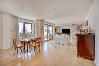 This exceptionally spacious duplex apartment, located on the top floor of a small-scale residence at Dorpstraat 8 in Dilbeek, combines luxurious finishes with a well-thought-out layout and contemporary living comfort. Upon entering the apartment, you’ll find yourself in a spacious entry hall with a coat closet and a separate guest restroom. This floor also features a stylish bathroom with an integrated laundry area and an exceptionally spacious room that’s perfect for use as a bedroom, home office, or practice space. You’ll also enjoy a light-filled, open living area where large windows provide a pleasant flood of natural light. The fully equipped open kitchen offers all modern conveniences and, together with the living area, forms the heart of the home. From the living area, you have access to the pleasant balcony.

On the upper floor, you’ll find three full-sized bedrooms, a second comfortable bathroom, a separate toilet, and a practical walk-in closet that offers extra luxury and storage space. Thanks to the high-quality materials, refined finishes, and energy-efficient systems, this apartment fully meets today’s living standards. The presence of a heat pump and air conditioning also guarantees optimal living comfort in every season.

Additional highlights include a private basement storage unit and an included parking space. A move-in-ready and extremely stylish home with an exceptional amount of space, ideal for anyone looking for a luxurious apartment in a central location in Dilbeek.
Michael@immoaccenta.be