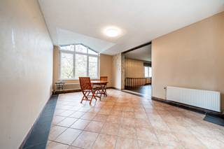 <p>We Invest Liège and Lucas (+32 479 76 60 97) invite you to discover this charming house ideally located in Embourg, offering generous living spaces and a practical layout for everyday comfort. Over the years, the property has been meticulously maintained, making it a sound and reassuring investment. From a technical point of view, everything is in order: compliant electrical installation, recent gas boiler, and well-maintained equipment throughout.</p>
<p>On one level, the house features three bedrooms (10 sqm, 11 sqm, and 21 sqm), a fully equipped kitchen (oven, hob, extractor hood, dishwasher, and refrigerator), and a spacious living area of over 50 sqm. Filled with natural light, the living room provides direct access to a terrace and is enhanced by a wood-burning stove, creating a warm and inviting atmosphere. The basement perfectly complements the property with two large garages, spacious and dry cellars offering ample storage, as well as a ventilated crawl space under the entire house.</p>
<p>Outside, the sloping garden has been cleverly landscaped into different levels, allowing you to fully enjoy the outdoor areas.</p>
<p>The garages, built in 1998, benefit from a valid permit. A functional and well-maintained home, ready to welcome your future project.</p>
<p>Contact us at +32 479 76 60 97 to arrange a viewing!</p>