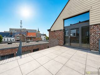 LOFT SPACIEUX avec une SUPERFICIE GÉNÉREUSE (152 M²), une GRANDE TERRASSE (18 M²) et une situation privilégiée au CENTRE DE RENAIX. Ce bien combine une agréable sensation d’espace avec une abondance de LUMIÈRE NATURELLE et un cadre de vie contemporain. L’impressionnant espace de vie AVEC CUISINE OUVERTE constitue le cœur de l’habitation et offre DE NOMBREUSES POSSIBILITÉS D’AMÉNAGEMENT. Le loft dispose également de toilettes séparées pour les invités, de 3 chambres et de la possibilité de créer facilement un ESPACE DE TÉLÉTRAVAIL ÉLÉGANT, d’une salle de bains soignée ainsi que d’une TERRASSE ENSOLEILLÉE DE 18 M² où vous pourrez profiter pleinement du soleil en toute tranquillité. Une PLACE DE PARKING PRIVATIVE et un ESPACE DE RANGEMENT EXTÉRIEUR PRIVATIF offrent un confort supplémentaire et des possibilités de rangement pratiques. Situé dans le CENTRE ANIMÉ DE RENAIX, à distance de marche des commerces, établissements horeca, écoles et transports en commun, avec un ACCÈS FACILE AUX PRINCIPAUX AXES ROUTIERS.<br />Adresse : Politieke Gevangenenstraat 21B boîte 201 – 9600 Renaix<br />Aucune obligation de rénovation ; score P : D, score G : D ; Mesures dans le registre des mesures : non.