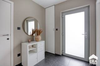 <p>Ruime gezinswoning met praktijkruimte te koop in Lommel!</p>

<p><strong>Lommel-Barrier: Lichtrijke, energiezuinige en ruime gezinswoning (280m²) met praktijkruimte op 520m²</strong></p>

<p> </p>

<p><span>Deze lichtrijke en energiezuinige gezinswoning van 2009 is door zijn karakter als &amp;quot;handelshuis&amp;quot; polyvalent. De praktijkruimte met aparte inkom kan dienen voor meerdere functies (zelfstandige activiteit, homeoffice, extra slaapkamer, ..)</span></p>

<p>Enkele troeven:</p>

<ul><li>Zeer ruime woning (280m²)</li><li>3 slaapkamers (5 mogelijk)</li><li>EPC label B + 22 zonnepanelen met groenestroomcertificaten</li><li>Conforme elektrische installatie</li><li>Gunstige ligging nabij winkels, scholen, openbaar vervoer en op ca. 25 minuten van Eindhoven</li><li>Gasketel van 2025 en vloerverwarming in leefruimtes</li><li>Asbestvrij</li><li>Onderhoudsvriendelijke en omheinde tuin met overdekt terras</li></ul>

<p>Indeling: zie plannen in bijlagen.</p>