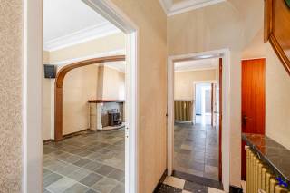 Welkom in Willebroek!<br /><br />Deze te renoveren woning in Willebroek biedt een prima basis voor wie een ruime en comfortabele thuis wil creëren. Met een bewoonbare oppervlakte van 185 m² is er volop ruimte om het interieur volledig naar eigen wens in te richten. Momenteel beschikt de woning over vier slaapkamers, maar dankzij de indelingsmogelijkheden is het eenvoudig om uit te breiden naar vijf slaapkamers, ideaal voor een groeiend gezin of extra gasten.<br /><br />Het perceel van 350 m² omvat een tuin die op te frissen is, waardoor u de kans krijgt om uw eigen groene oase te ontwerpen en te realiseren. Daarnaast is het dak volledig geïsoleerd en vernieuwd, wat bijdraagt aan een betere energie-efficiëntie. De woning beschikt over centrale verwarming op gas.<br /><br />Met een EPC-label E heeft u nu 6 jaar de tijd om de woning naar eigen inzicht te renoveren en te verbeteren. De ligging in Willebroek biedt tevens het voordeel van een rustige woonomgeving met goede verbindingen naar omliggende steden en voorzieningen in de buurt.<br /><br />Interesse gewekt? Contacteer ons kantoor via info@hiro.be of 03 230 00 14!