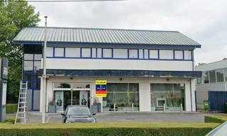 Gelegen op een zeer zichtbare en commerciële locatie, naast gekende zaken zoals Cardoen en Mazda bevindt zich dit ruim handels- of showroompand...