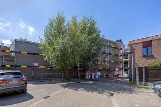 Energiezuinige nieuwbouw studentenkamer – een slimme investering<br /><br />Deze moderne, energiezuinige studentenkamers bieden een uitstekende investeringsopportuniteit dankzij hun hoogwaardige afwerking, duurzame voorzieningen en aantrekkelijke faciliteiten.<br /><br />Het studentencomplex, met een afzonderlijke toegang, bevindt zich op de tweede en derde verdieping van een kleinschalig appartementsgebouw.<br /><br />De studentenkamer, op de derde verdieping, wordt op plan verkocht.<br />Het betreft hier een studentenkamer van 18 m², met een eigen badkamer (lavabo, douche en toilet).<br />De kamer beschikt ook over een eigen balkon.<br />Op de tweede verdieping vindt men de gemeenschappelijke keuken en eetruimte, volledig uitgerust en inclusief wasmachine en droogkast. + Groot gemeenschappelijk terras, ideaal om te ontspannen.<br /><br /><br /><span>Bijzonderheden:</span><br />Per kamer:<br />o Videofoon<br />o Toegangscontrole<br />o Zonnepanelen<br />o Airco (individueel)<br />o Led verlichting<br />o Terras<br />o Elektrisch gordijn<br />o Ventilatie systeem (type D normaal)<br /><br />Gemeenschappelijk:<br />o Keuken met eiland voor zien van:<br />- Microgolfoven<br />- Kookplaat + dampkap<br />- Afwasmachine<br />- Afsluitbare kast per kamer<br />- Grote ijskast + diepvriezer<br />o Brandcentrale<br />o Groot terras + tuinmeubelen<br /><br /><span>Extra troeven</span><br />✔ Aparte toegang voor studenten.<br />✔ Fietsenstalling in de garage.<br />✔ Groot gemeenschappelijk dakterras.<br />✔ Energiezuinige voorzieningen: warmtepomp (verwarming + luchtkoeling) en zonnepanelen.<br />✔ Veiligheid: badgesysteem en video-parlofoon.<br />✔ Instapklaar: alle kamers zijn op maat bemeubeld met een bed, bureau en ruime kast.<br /><br /><span>Financiële:</span><br />Opsplitsing: Grondwaarde €36.500 (12% registratierechten)<br />Constructiewaarde €128.500 (21% btw)<br /><br />Deze moderne studentenkamer biedt een toekomstgerichte en rendabele investering met optimaal wooncomfort voor studenten.<br /><br />Voor meer info en/of een bespreking neem contact met Sigalit via sigalit@reds.be of bel naar 0475668474