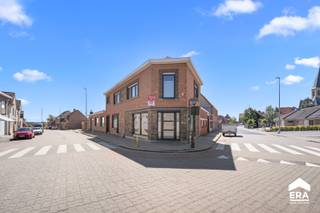 Ruime woonst met handelsruimte, atelier en garage in het centrum van HollebekeIn het hart van Hollebeke treft u dit veelzijdig eigendom aan met...