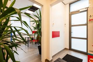 Vlak bij de Brugse Poort vinden we deze opbrengsteigendom met op het gelijkvloers een professionele ruimte en op de bovenverdieping een ruim 2-slaapkamerappartement. Het gebouw werd in 2016 grondig gerenoveerd en is voorzien van zonnepanelen.<br /><br />Het gelijkvloers is ingericht als professionele ruimte en beschikt over een onthaal, praktijkruimte, afzonderlijk keukentje en douche. Alle nodige nutsvoorzieningen zijn aanwezig. Achteraan is er een aangenaam terras. Een eigen garage is op deze locatie uiteraard mooi meegenomen.<br /><br />Op de bovenverdieping bevindt zich het appartement met twee slaapkamers, een ruime en lichtrijke woonkamer en een open keuken. Het appartement heeft EPC-label B en is momenteel verhuurd aan € 1.400 per maand all-in.<br /><br />Dankzij de combinatie van wonen en professionele ruimte is dit pand interessant als investering, maar ook voor wie zijn eigen praktijk of zaak met een woongelegenheid wil combineren.<br /><br />Beschikbaar bij akte!<br /><br />Contacteer Top Vastgoed voor een bezoek op 0475 700 700!