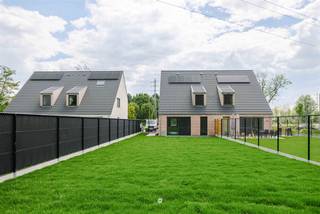 <p><span>WAASMUNSTER </span><span>- Maison neuve moderne avec vue sur la campagne à Waasmunster</span></p><p><span> </span></p><p><span>Bienvenue dans cette magnifique maison neuve située dans la zone rurale de Waasmunster. Cette propriété contemporaine offre une combinaison parfaite de confort, de style et d'espace, idéale pour les familles à la recherche de qualité et d'options.</span></p><p><span> </span></p><p><span>ESPACE DE VIE ET AGENCEMENT</span></p><p><span> </span></p><p><span>La maison dispose d'une surface habitable de 168 mètres carrés répartie sur plusieurs niveaux. Le rez-de-chaussée se compose d'un grand espace salon-cuisine ouvert et lumineux avec une cuisine blanche moderne et entièrement équipée, dotée d'un arrêt encastré, d'une hotte aspirante et de finitions de haute qualité. De grandes fenêtres offrent beaucoup de lumière naturelle et des vues agréables sur le jardin. L'espace est réputé pour son ouverture et sa fonctionnalité.</span></p><p><span> </span></p><p><span>CHAMBRES ET SANITAIRES</span></p><p><span> </span></p><p><span>La propriété dispose de trois chambres aux dimensions confortables. Deux d'entre elles bénéficient de la lumière naturelle grâce à de grandes fenêtres donnant sur la campagne environnante. </span></p><p><span>Le grenier offre un espace supplémentaire pour le stockage ou la décoration. </span></p><p><span>La salle de bains est équipée d'une douche moderne, d'une baignoire et d'un double lavabo. </span></p><p><span> </span></p><p><span> </span></p><p><span>ESPACE EXTÉRIEUR </span></p><p><span> </span></p><p><span>Le terrain de 1038 mètres carrés comprend bien plus qu'un simple espace de vie. Le jardin est très profond, avec un terrain boisé à l'arrière auquel on accède par un portail. </span></p><p><span> </span></p><p><span> </span></p><p><span>SITUATION ET AVANTAGES</span></p><p><span> </span></p><p><span>Située dans le quartier verdoyant de Waasmunster, cette propriété offre le meilleur des deux mondes : la campagne pour le calme et la tranquillité, tout en étant suffisamment proche des commodités. </span></p><p><span>L'architecture moderne avec sa façade en briques et sa toiture moderne répond parfaitement aux exigences de la vie contemporaine.</span></p><p><span> </span></p><p><span>Cette propriété est une opportunité unique pour les familles à la recherche d'espace et de confort moderne. Une combinaison parfaite de style de vie et de maison de qualité.</span></p><p><span> </span></p><p><span>Niveau E 30</span></p><p><span>Prix indicatif 535.000 euros HT - 21% TVA incluse - 647.350 euros </span></p>
