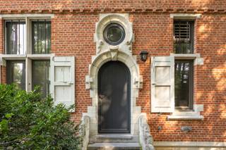 <p><span>Villa Ullens Exclusief wonen of werken in het hart van Schoten</span></p><p><span>In het bruisende centrum van Schoten bevindt zich </span><span>Villa Ullens</span><span>, een erfgoed geklasseerde parel uit 1923, ontworpen door de vermaarde bouwmeester </span><span>Jaak Alfons Van der Gucht</span><span>. Deze imposante cottagestijl-villa werd met zorg gerenoveerd en combineert historisch karakter met hedendaags comfort.</span></p><p><span>Met een bruikbare oppervlakte van </span><span>830 m²</span><span> biedt Villa Ullens eindeloze mogelijkheden: een prestigieuze privéwoning, representatief kantoor, praktijkruimte of zelfs een stijlvolle horecazaak. Het pand straalt klasse en authenticiteit uit en vormt een absolute eyecatcher in het straatbeeld.</span></p><p><span>Bijkomende troef is het </span><span>ruime duplex appartement</span><span> met 3 slaapkamers, 2 badkamers en een zonnig terras met uitzicht op het groene park een ideale combinatie van privacy en functionaliteit.</span></p><p><span>Uitgerust met alle modern comfort:</span><span> domotica voor verlichting, ventilatie op alle verdiepingen, professionele waterontharder en een brand- en inbraakmeldsysteem. EPC C.</span></p><p><span>Met </span><span>5 private parkeerplaatsen</span><span> en een ligging vlak bij winkels, scholen en openbaar vervoer, biedt Villa Ullens niet alleen grandeur maar ook optimale bereikbaarheid.</span></p><p><span>Een unieke kans om een stuk </span><span>architecturaal erfgoed</span><span> te bezitten én te benutten. Villa Ullens is meer dan een pand het is een statement.</span></p><p><span>Voor meer informatie of een bezoek: 03 646 66 55 | info@sinjoor.be</span></p>