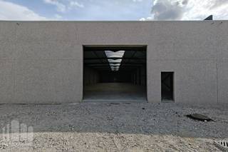 Uitstekend gelegen nieuwbouw <strong>KMO-unit van 713 m² te huur</strong>, op slechts 450 m van de op- en afrit 10 <strong>Beernem </strong>van de E40.<br /><br />Het magazijn beschikt over een vrije hoogte van 6 m en is toegankelijk via een automatische sectionale poort met een aparte toegangsdeur. Daarnaast is de loods uitgerust met een lichtstraat met rookluik, de nodige elektriciteitsvoorzieningen en energiezuinige LED-verlichting.<br /><br />Op het terrein is ruime parkeer- en manoeuvreerruimte voorzien. Beschikbaar vanaf september 2026.<br />De ruimte is geschikt voor zowel<strong> opslag als uitvoeren activiteiten</strong>.<br />Tevens is het mogelijk om andere oppervlaktes te huren.<br /><br />Contacteer <strong>PANORAMA B2B</strong> voor bijkomende (technische) inlichtingen, plannen of een vrijblijvend plaatsbezoek via <strong>0479 01 70 70</strong>.