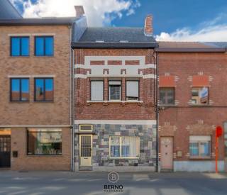 Deze ruime woning biedt tal van mogelijkheden voor wie graag zijn eigen stempel drukt. De indeling op het gelijkvloers omvat een inkomhal, leefruimte, keuken, koele berging en een kelder.<br />Op de eerste verdieping bevinden zich drie slaapkamers en een badkamer. De tweede verdieping telt nog eens twee extra slaapkamers en een tweede badkamer.<br />Dankzij de centrale ligging en de royale ruimte is dit een ideale gezinswoning of investering met potentieel. Voor info : dirk@berno.be.