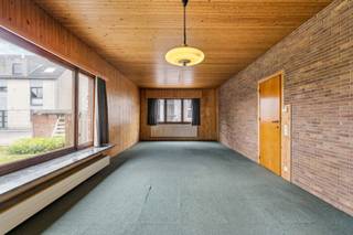 Bent u op zoek naar een woning met ruimte, een grote tuin én heel wat potentieel? Dan is deze eigendom in de Meirstraat 43 zeker een bezoek waard!<br /><br />Deze gezinswoning biedt maar liefst 4 slaapkamers, een zeer ruime tuin en veel stockageruimte, waaronder een inpandige garage, een aparte garagebox en een grote berging.<br /><br />Op het gelijkvloers vindt u een woonkamer, keuken, badkamer, een bureau, een praktische berging en de inpandige garage. De eerste verdieping telt 4 slaapkamers. Via een vaste trap bereikt u de zolderverdieping, die nog kan worden afgewerkt tot extra kamers – perfect voor grotere gezinnen of wie op zoek is naar extra hobby- of werkruimte.<br /><br />•EPC label F – renovatieplicht<br />•Elektrische keuring: niet conform<br /><br />Zin om deze ruime woning met potentieel te ontdekken? Bel ons op 052 46 38 03 of mail naar info@uw-huis.be en maak een afspraak voor een bezichtiging!