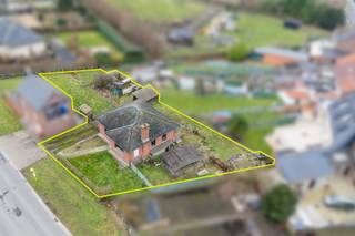 <p>Te Viane een deelgemeente van Geraardsbergen bevindt deze 4 gevelwoning met totaal grondoppervlakte van 41are.</p>
<p>De woning is gunstig gelegen gezien de ligging nl. op 5km van de autoroute Brussel – Doornik, tevens alle faciliteiten in de nabijheid.</p>
<p>De woning is ingedeeld als volgt; het gelijkvloers omvat een ruime inkomhal, wc, vestaire, badkamer, 2slpkms, berging met aansluitend de keuken met open zicht op de velden.</p>
<p>Via de inkomhal bereikt u tevens de zolder en kelder.</p>
<p>De zolder bereikbaar met een vaste trap biedt de mogelijkheid om extra kamers te realiseren.</p>
<p>Tevens is de woning volledig onderkelderd en welke bereikbaar is via de inkomhal alsook via de achterzijde van het gebouw.</p>
<p>Voor info en of een bezoek bel Jordi: 0477 32 61 53</p>