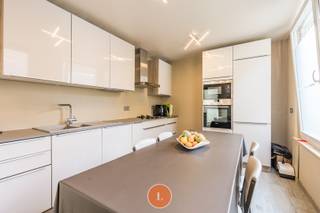 Ontdek deze unieke kans om eigenaar te worden van dit prachtig <strong>handelspand met volledige woning</strong>, gelegen in het bruisende centrum van <strong>Menen</strong>. Deze charmante Bel-Etage-woning combineert het beste van zowel een commerciële ruimte als een comfortabel woongedeelte, en biedt eindeloze mogelijkheden voor ondernemers en gezinnen.<br /><br />Op de bovenverdieping hebben we het <strong>woongedeelte</strong>. Deze is ook via een<strong> aparte ingang </strong>bereikbaar.<br />Op de eerste verdieping bevindt zich de <strong>volledige geïnstalleerde keuken</strong> voorzien van microgolfoven, oven, dampkamp, elektrisch- en gasfornuis, vaatwasmachine. De z<strong>eer lichtrijke woonruimte</strong> geeft toegang tot de 2<sup>de</sup> verdieping. De <strong>eerste ruime slaapkamer </strong>bevindt zich ook op de eerste verdieping.<br /><br />Op de <strong>tweede verdieping</strong> zijn er <strong>3 ruime slaapkamers</strong> en een<strong> zeer ruime badkamer</strong> voorzien van <strong>douche</strong>, <strong>dubbele lavabo</strong> en <strong>toilet</strong>.<br />Er is nog een volledige zolderverdieping met een vaste trap die vrij in te delen is.<br /><br />De volledige woning is voorzien van<strong> centrale verwarming</strong> op gas en <strong>dubbele beglazing</strong>.<br /><br />Het <strong>handelspand </strong>is ingericht als volgt:<br />Bij het binnenkomen is er een <strong>winkelruimte </strong>voorzien met daar achter een <strong>bureauruimte</strong>. Verder bevindt er zich nog een <strong>keuken </strong>ruimte en een <strong>apart toilet</strong>. Ook de <strong>tuin </strong>is bereikbaar via de beneden verdieping.<br /><br />De locatie is absoluut ideaal. Gelegen in het hart van Menen, geniet dit handelspand van een uitstekende zichtbaarheid en een hoge passage. Het is omgeven door diverse winkels, restaurants en andere voorzieningen, waardoor het een uitstekende plek is om een bedrijf te vestigen. De centrale ligging zorgt ook voor een vlotte verbinding met nabijgelegen steden en gemeenten.<br /><br /><strong><span><span>Pluspunten:</span></span></strong>
<ul>
<li><span><span>Centrale ligging </span></span></li>
<li><span><span>Gunstig EPC </span></span></li>
<li><span><span>Aparte ingang voor handelspand en woongedeelte</span></span></li>
</ul>
<span>Wenst u graag meer informatie over deze woning? U kunt alle gegevens en specificaties vinden op onze website www.immolietaer.be.</span><br /><span><span><span><span><span><span><span><span><span><span><span><span><span><span><span><span><span><span><span><span><span><span><span><span><span><span><span><span><span><span><span><span><span><span><span><span><span><span><span><span><span><span><span><span><span><span><span><span><span><span><span><span><span><span>Heeft u interesse in meer informatie of een bezoek aan deze woning? Aarzel niet om contact op te nemen met Kimberly via 0470574605.</span></span></span></span></span></span></span></span></span></span></span></span></span></span></span></span></span></span></span></span></span></span></span></span></span></span></span></span></span></span></span></span></span></span></span></span></span></span></span></span></span></span></span></span></span></span></span></span></span></span></span></span></span></span><br />