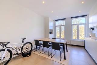 Ideaal gelegen in centrum Lier, naast de Nete in één van de mooiste straten van de stad, vind je dit trendy en instapklaar duplexappartement...