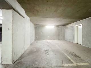 <p>Informatie en bezichtigingen: +32 2 315 51 71</p>
<p>We Invest biedt u een parkeerplaats te koop aan op niveau -1 van een gebouw.</p>
<p>Deze parkeerplaats is gemakkelijk bereikbaar en beveiligd, en is bij uitstek geschikt voor omwonenden of mensen die in de buurt werken, met name dankzij de uitstekende ligging recht tegenover het Ziekenhuis van Elsene.</p>
<p>Deze parkeerplaats ligt in een gewilde wijk en is uitstekend bereikbaar.</p>
<p>Per direct beschikbaar.</p>