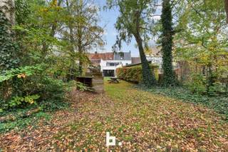 Algemeen bezoekmoment op zaterdag 13 december van 09u30 - 10u30 // Reservatie verplichtOntdek deze charmante en verrassend ruime woning met zonnige...