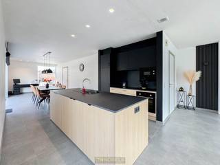 <strong>UITERST ENERGIEZUINIGE</strong> halfopen bebouwing met <strong>GEOTHERMIE EN E-PEIL 5</strong> biedt een duurzame woonervaring in het <strong>HART VAN DE VLAAMSE ARDENNEN</strong>. Deze recente woning combineert modern comfort met een uitzonderlijk laag energieverbruik dankzij <strong>GEOTHERMISCHE BORINGEN, WARMTEPOMP EN ZONNEPANELEN</strong>. Binnenin tref je een lichtrijke leefruimte met een <strong>STIJLVOLLE OPEN KEUKEN</strong> en praktische berging, verdeeld over drie volwaardige woonniveaus met <strong>VIJF SLAAPKAMERS</strong>, twee toiletten, <strong>BADKAMER</strong> en <strong>EXTRA DOUCHEVOORZIENING</strong>. De <strong>ZUIDGERICHTE TUIN MET TERRAS</strong> vormt een ideale buitenplek, terwijl de <strong>OPRIT EN GARAGE</strong> plaats bieden aan meerdere wagens. Gelegen op enkele minuten van het <strong>CENTRUM VAN OUDENAARDE</strong>, verenigt deze woning rust met nabijheid van scholen, kinderopvang en een <strong>GROOT RETAILPARK</strong> op wandelafstand. Dankzij de vlotte verbinding met de <strong>BELANGRIJKSTE INVALSWEGEN</strong> is zowel lokaal als <strong>REGIONAAL WOON-WERKVERKEER</strong> bijzonder efficiënt.<br /><br /><br /><span><u>Vrijstelling van onroerende voorheffing komende jaren</u></span><br /><br />Adres: Pater Ruyffelaertstraat 2B te Oudenaarde (Eine)