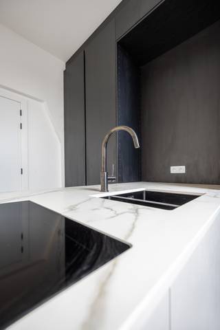 Residentie Luppen: kleinschalig renovatieproject nabij het Groen Kwartier<br /><br />Nabij het Groen Kwartier bevindt zich dit kleinschalig renovatieproject, op wandelafstand van scholen, winkels, openbaar vervoer en sfeervolle horecazaken. <br />Dit hippe project omvat 6 appartementen en 1 penthouse, met verschillende indelingen en keuze uit 1 of 2 slaapkamers, met oppervlaktes variërend van 50 tot 80 m². Elk appartement beschikt over een aangenaam, zuidgericht terras met uitzicht op het woonerf De Confiserie.<br /><br />De appartementen worden afgewerkt met kwalitatieve en duurzame materialen en zijn energiezuinig (zonnepanelen, vloerverwarming, ventilatiesysteem). Bovendien zijn alle appartementen volledig geschilderd en dus onmiddellijk instapklaar.<br /><br />Info en verkoop:<br />De verkoop geschiedt onder BTW op het constructieaandeel en registratierechten op het grondaandeel.<br />De aankoop van een kelderberging is verplicht (prijzen vanaf 4.500, exclusief aankoopkosten).<br />Optioneel kan er een ondergrondse autostaanplaats worden aangekocht.<br />Voor meer info: bel Karin op 0486/97 84 27 of mail karin@reds.be