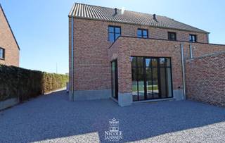 => Ligging<br />- De Grote Baan in Ellikom (deelgemeente van Oudsbergen) bevindt zich langs de N73, een belangrijke verbindingsweg tussen Bree, Peer en Bocholt. Deze centrale ligging biedt vlotte bereikbaarheid naar omliggende steden en voorzieningen.<br /><br />=> Indeling<br />- Inkomhal <br />- Apart gastentoilet<br />- Leefruimte met open keuken<br />- Bureau<br />- Bergruimte<br /><br />=> Verdieping<br />- Nachthal<br />- Apart toilet<br />- Drie slaapkamers<br />- Twee badkamers<br /><br />=> Zolder<br />- Zolderruimte<br />- Technische ruimte<br /><br />=> Comfort<br />- Warmtepomp (lucht-water) via vloerverwarming<br />- Aluminium (steel-look) ramen met driedubbele beglazing<br />- Zonnepanelen (4600 WP - 10 panelen)<br />- Ventilatiesysteem D<br />- Domotica aanwezig<br />- Regenwaterput van 10.000 liter met recuperatie toiletten en buitenkraan<br /><br />=> Meerwerken:<br />- Carport<br />- Afwerking zolder met gyproc<br />- Alarmsysteem<br />- Tuinaanleg<br />- Bestrating