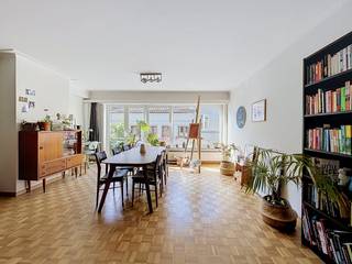 De Gildestraat ligt in een zeer gegeerde en dynamische buurt in Gent (vlakbij de Gentse stadsring, tussen de Gentse binnenstad en de opkomende, hippe wijken). De locatie scoort uitstekend op het vlak van mobiliteit, levenskwaliteit en voorzieningen.<br /><br />Indeling van het appartement; <br />inkomhal - toilet - keuken - leefruimte - berging - slaapkamer 1 - slaapkamer 2 met terras - slaapkamer 3 - badkamer.<br /><br />De gemeenschappelijke kosten, onder de vorm van een provisie, bedragen 70,00 EUR/maand en dienen voor het onderhoud van de gemeenschappelijke delen. <br /><br />Beschikbaar vanaf 01/09/2026.